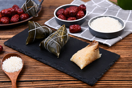 美食端蜜枣粽子摄影图
