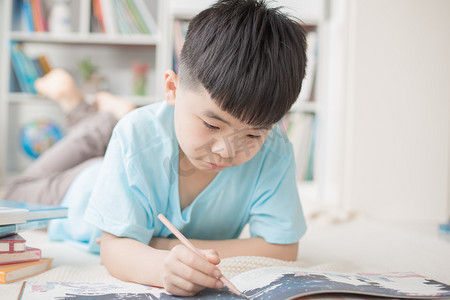 六一儿童节北京摄影照片_小男孩学习 写作业