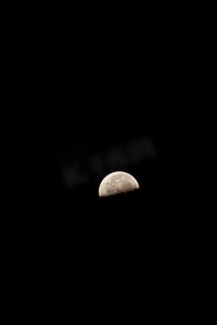一弯月亮摄影图