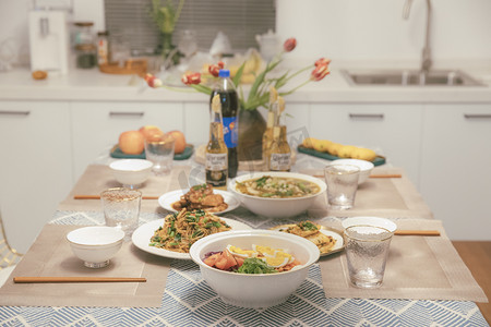 年夜饭摄影照片_温馨晚餐摄影图