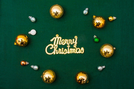 聖誕节摄影照片_墨绿色背景上的圣诞圆球摄影图