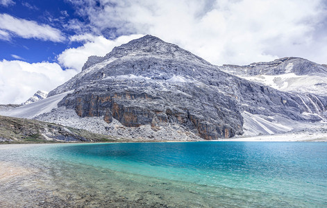 冰山水面摄影照片_高原雪山蓝色水面摄影图