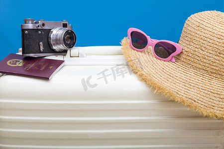 夏天摄影照片_旅行箱相机护照摄影图