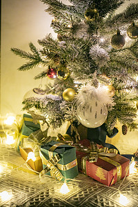 圣诞树和礼物盒摄影图