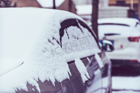 北方大雪下汽车摄影图