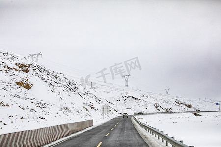 西藏雪山公路摄影图