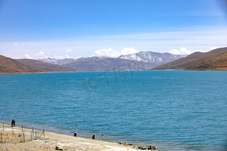 天空下那一湾湖水摄影图