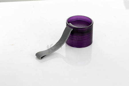 塑料水杯摄影照片_紫色旅行便携塑料水杯实拍摄影图