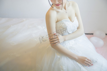 婚纱女摄影照片_坐在床上的新娘子