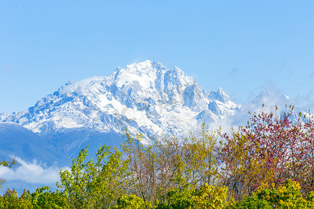 云南旅游房价摄影照片_远观玉龙雪山摄影图