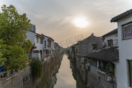 黄昏风景摄影照片_苏州山塘街老街黄昏摄影图