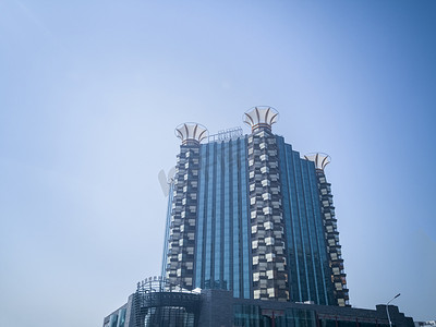 异形举牌摄影照片_异形城市高楼建筑摄影图