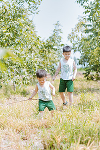 果园里漫步的小男孩