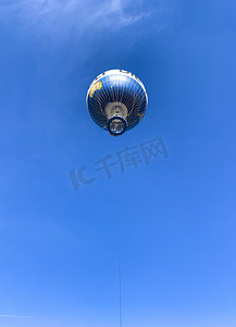 龙在天上飞摄影照片_柏林蓝天上的蓝色热气球摄影图