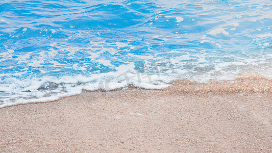 夏天大海沙滩背景摄影照片_海浪沙滩摄影图