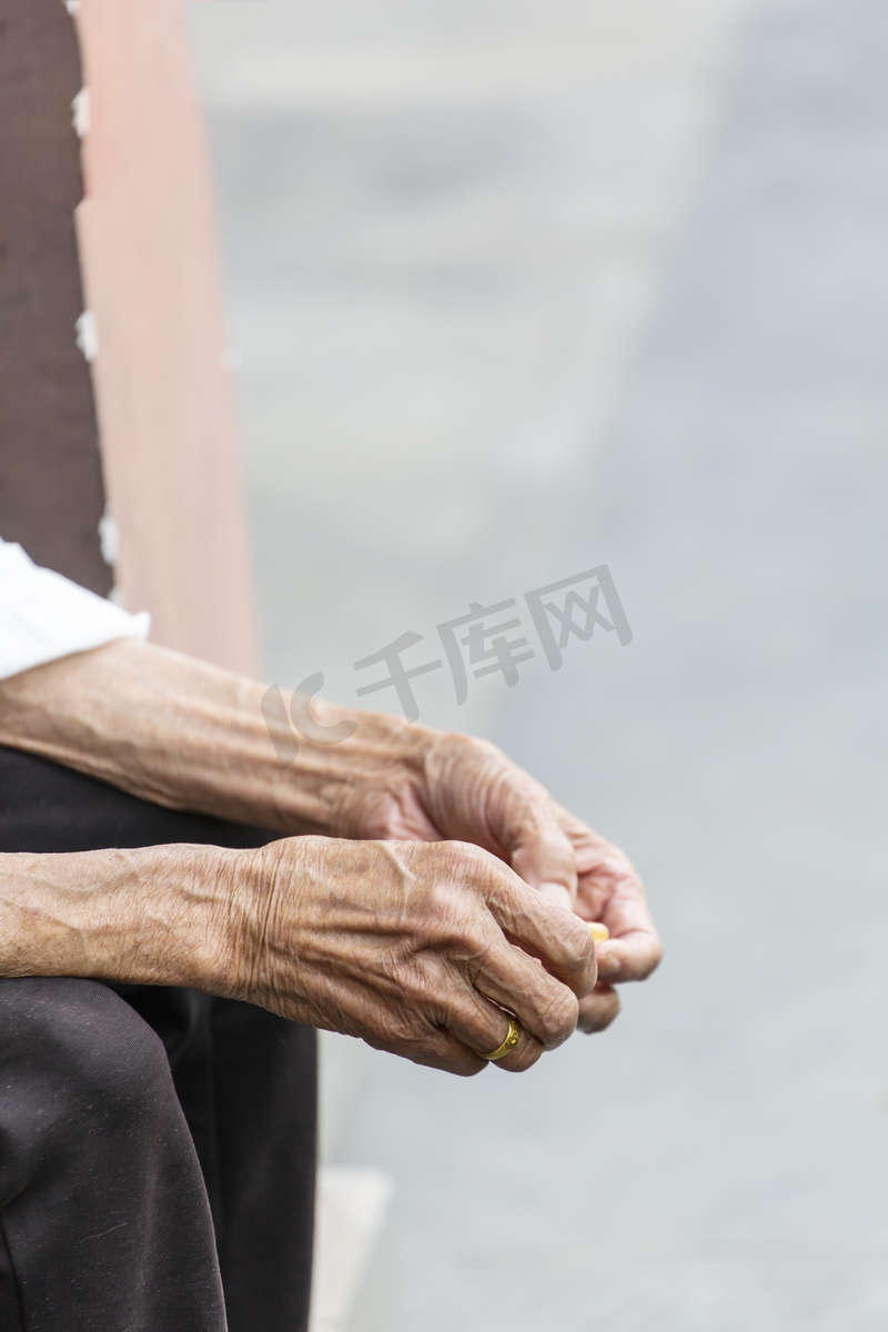 留守老人手高清摄影大图 千库网 留守老人手高清摄影大图 千库网