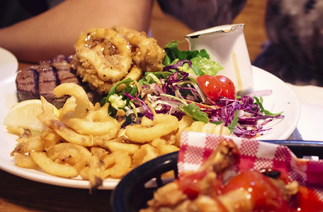 炭烧澳洲牛肋骨摄影照片_美食快餐牛排薯条摄影图