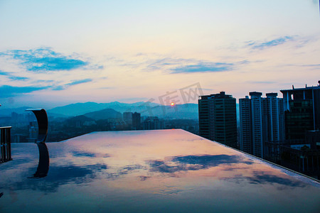 清晨屋顶泳池天空倒影摄影图