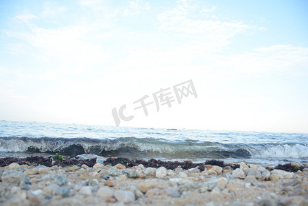 蓝色夏季沙滩摄影照片_沙滩海浪涨潮天空自然风景摄影图
