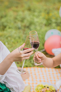 夏天户外野餐碰杯女孩摄影图