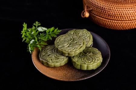 清明节食物摄影照片_江南特色小吃艾叶饼艾蓉月饼摄影图