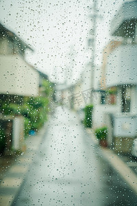 透过窗户看的雨中街道摄影图