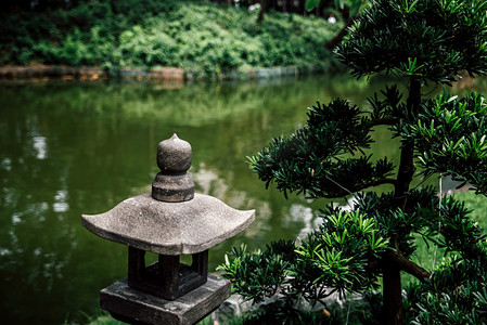 日式泡芙摄影照片_日式园林塔灯摄影图