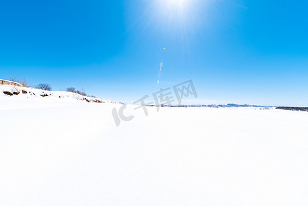 雪地雪景摄影照片_阳光下草原雪地摄影图