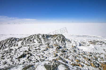 蓝天下大地和雪摄影图