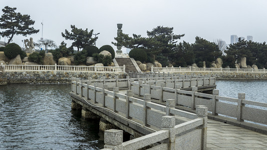 城市风景系列之湖面上的石板桥高清摄影图