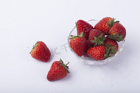 新鲜草莓果实摄影图配图 