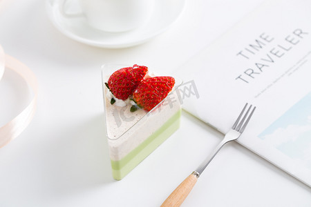奶油抹摄影照片_抹茶草莓水果三角蛋糕摄影图
