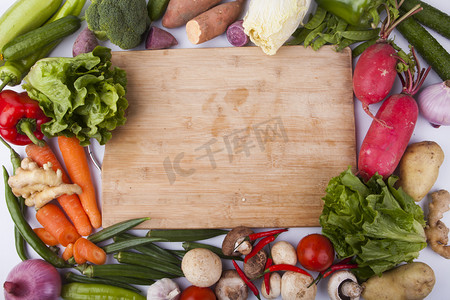 新鲜蔬菜胡萝卜摄影照片_蔬菜切菜板摄影图配图