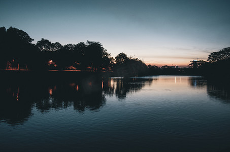 黄昏时分余晖倒映在湖面上摄影图