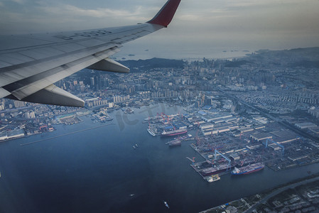 飞机启航摄影照片_空中大连摄影图