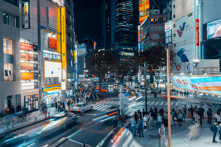 繁华城市夜景摄影照片_日本城市街道现代夜晚摄影图