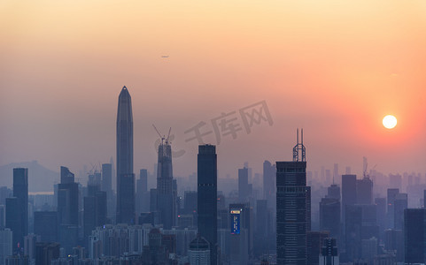 深圳城市建筑剪影摄影照片_日落下的城市剪影摄影图
