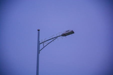 蓝色天空下的路灯摄影图