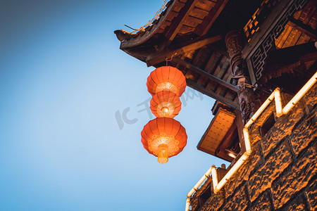 春节牡丹花摄影照片_城楼火红的灯笼摄影图