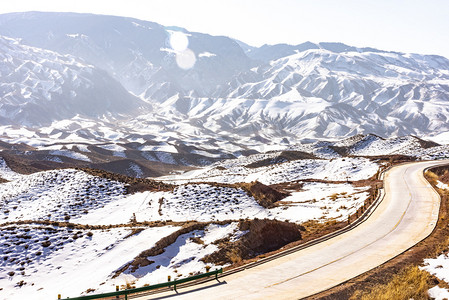 雪山前公路摄影图