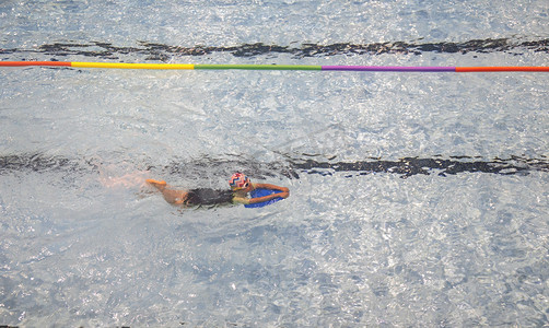 运动的人摄影照片_学游泳的小孩