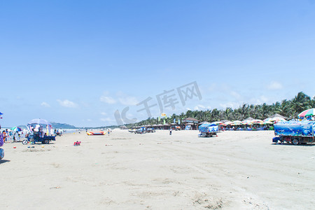 夏日海滩椰树摄影照片_海边沙滩摄影图