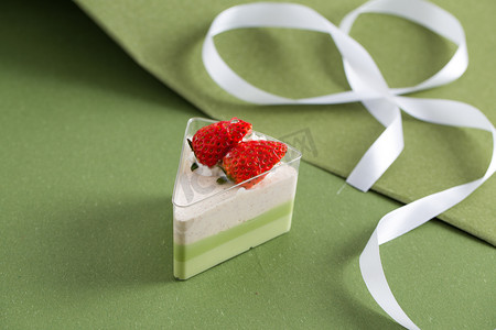 绿色渐变小清新摄影照片_抹茶草莓味小蛋糕摄影图