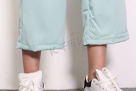 新品上市广告素材摄影照片_阔腿裤七分休闲裤摄影图