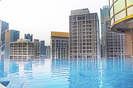 马来西亚酒店顶楼无边泳池摄影图