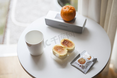 蛋糕桔子早餐摄影图