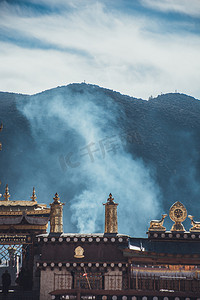 水底慢慢升起的气泡摄影照片_古镇寺庙升起的烟摄影图