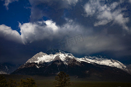 高山雪峰阴天乌云自然风景摄影图