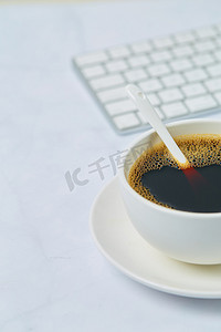 键盘拟人摄影照片_咖啡与键盘摄影图