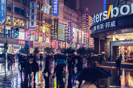 城市摄影照片_上海南京路步行街雨天夜景摄影图